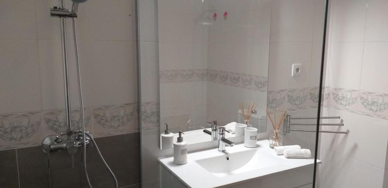 Pretty Sunny Guest Apartment ลากอส ภายนอก รูปภาพ